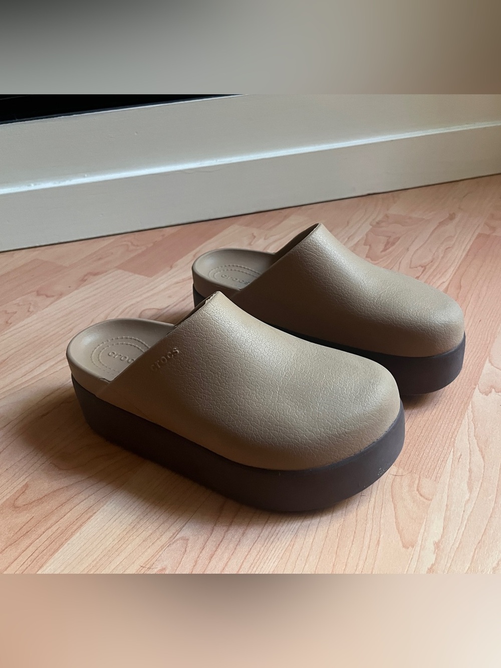 Crocs Dylan Platform Clog in Sepua